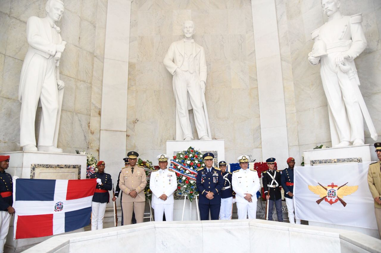 Distintas organizaciones y personalidades acudieron este viernes a la conmemoración del natalicio 205 del Padre de la Patria Juan Pablo Duarte en el Altar de la Patria del Parque Independencia.