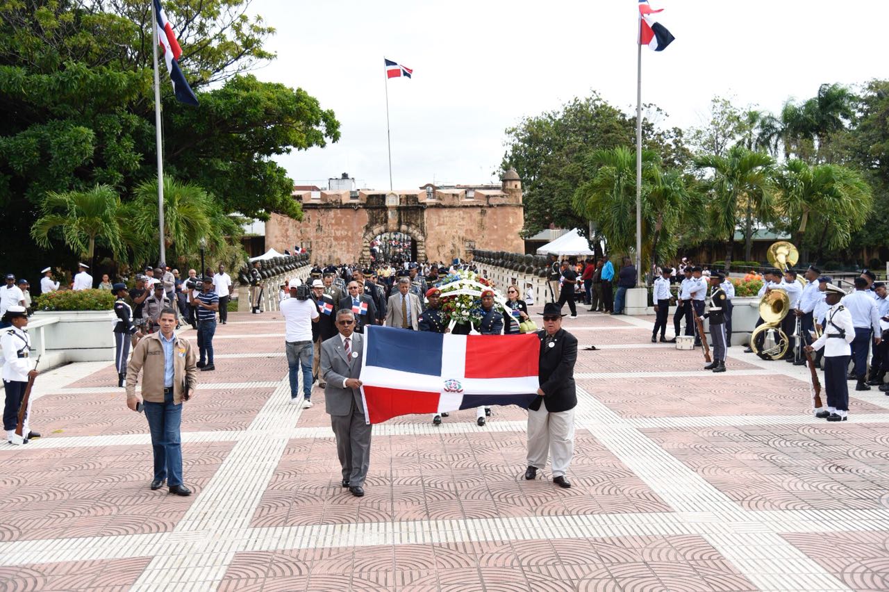 Distintas organizaciones y personalidades acudieron este viernes a la conmemoración del natalicio 205 del Padre de la Patria Juan Pablo Duarte en el Altar de la Patria del Parque Independencia.
