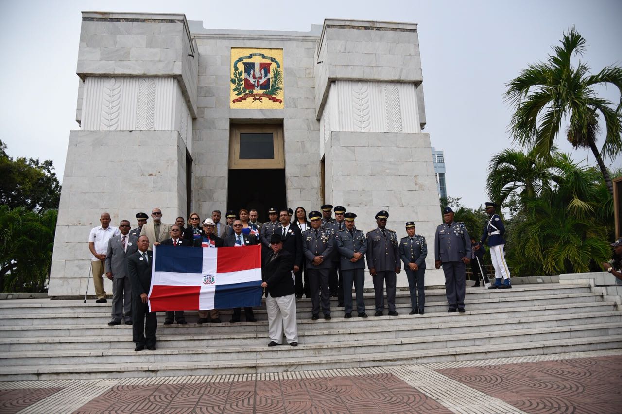 Distintas organizaciones y personalidades acudieron este viernes a la conmemoración del natalicio 205 del Padre de la Patria Juan Pablo Duarte en el Altar de la Patria del Parque Independencia.