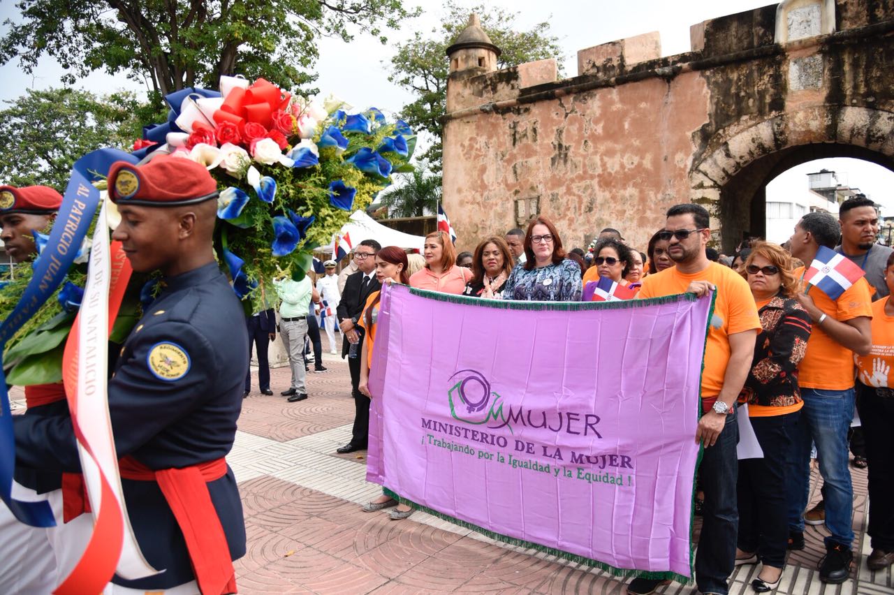 Distintas organizaciones y personalidades acudieron este viernes a la conmemoración del natalicio 205 del Padre de la Patria Juan Pablo Duarte en el Altar de la Patria del Parque Independencia.