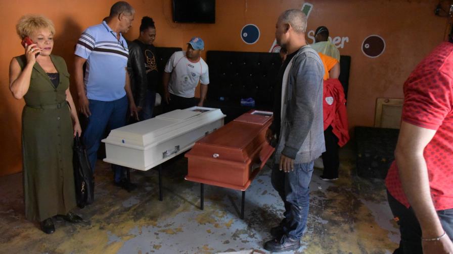 Familia compartía la cena cuando casa se derrumbó y mató a mujer y dos niñas
Familia compartía cena cuando casa se derrumbó y mató a mujer y dos niñas