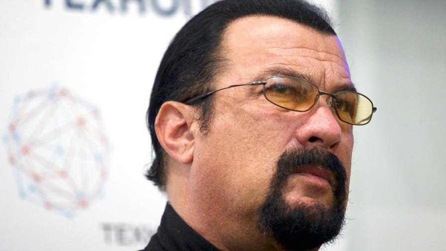 Mujer acusa a Steven Seagal de violarla en 1993