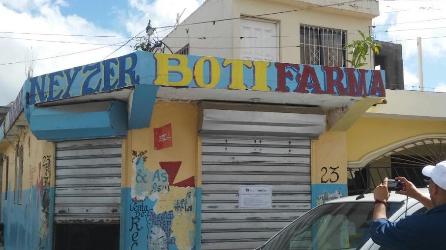 Ministerio de Salud y Procuraduría cierran establecimientos farmacéuticos en Santo Domingo Este
