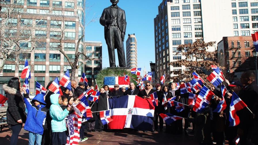 Depositan ofrendas florales por el 205 aniversario del nacimiento de Duarte 