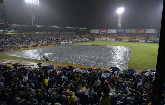 La lluvia obligó a suspender el cuarto partido de la serie final; se jugará hoy a las 7:30 p.m. en Santiago