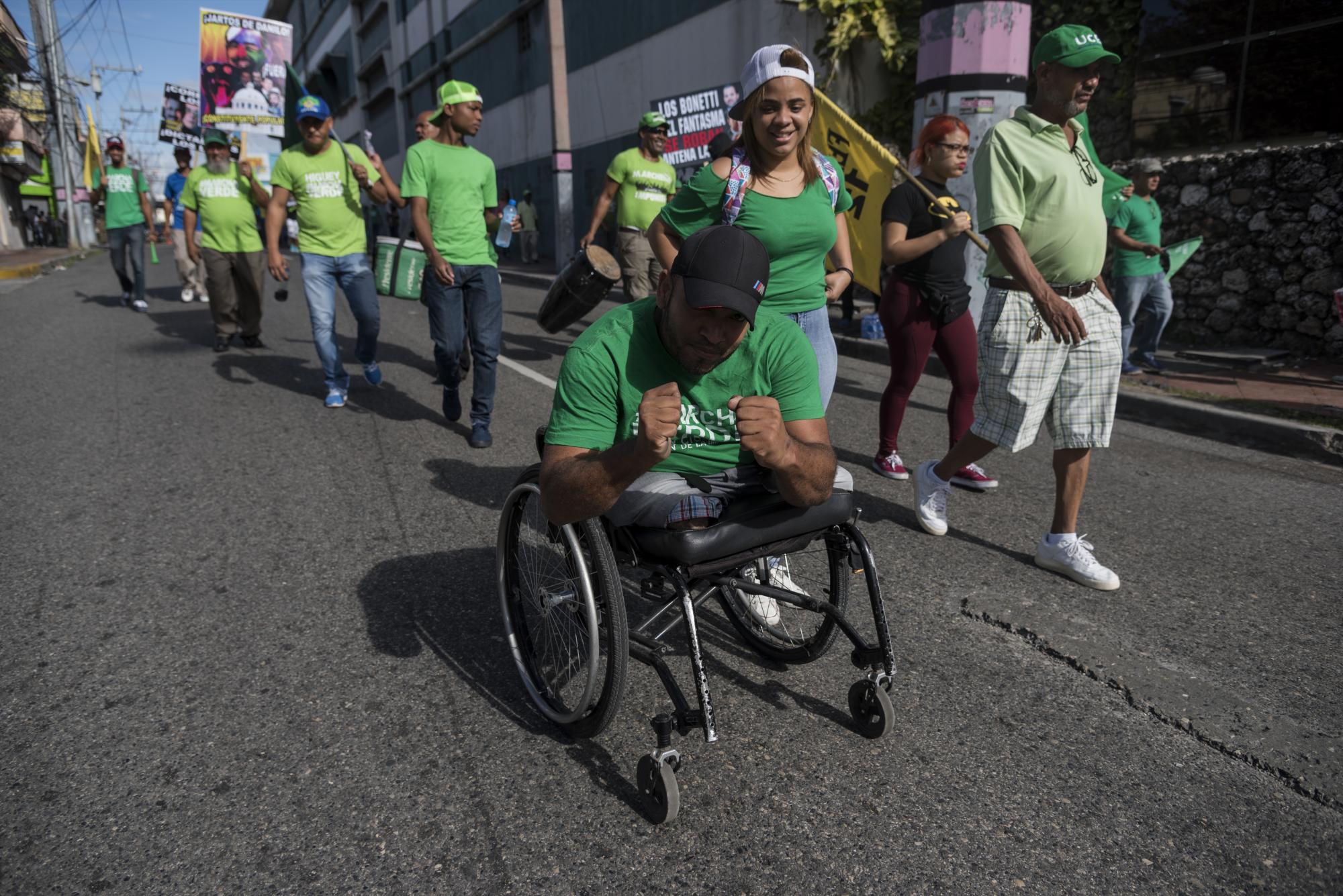 En sillas de ruedas dijeron presente al acto verde.