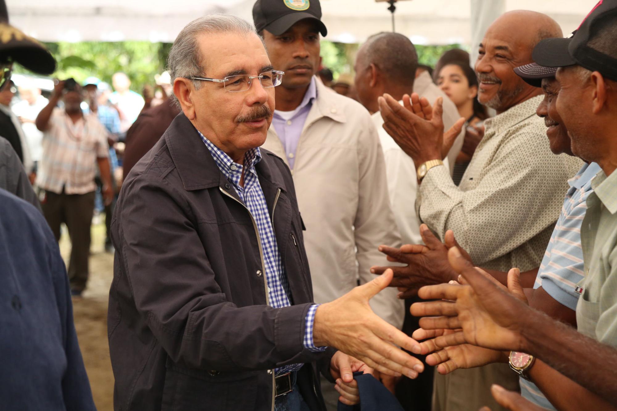 Medina saluda a uno de los agricultores.
