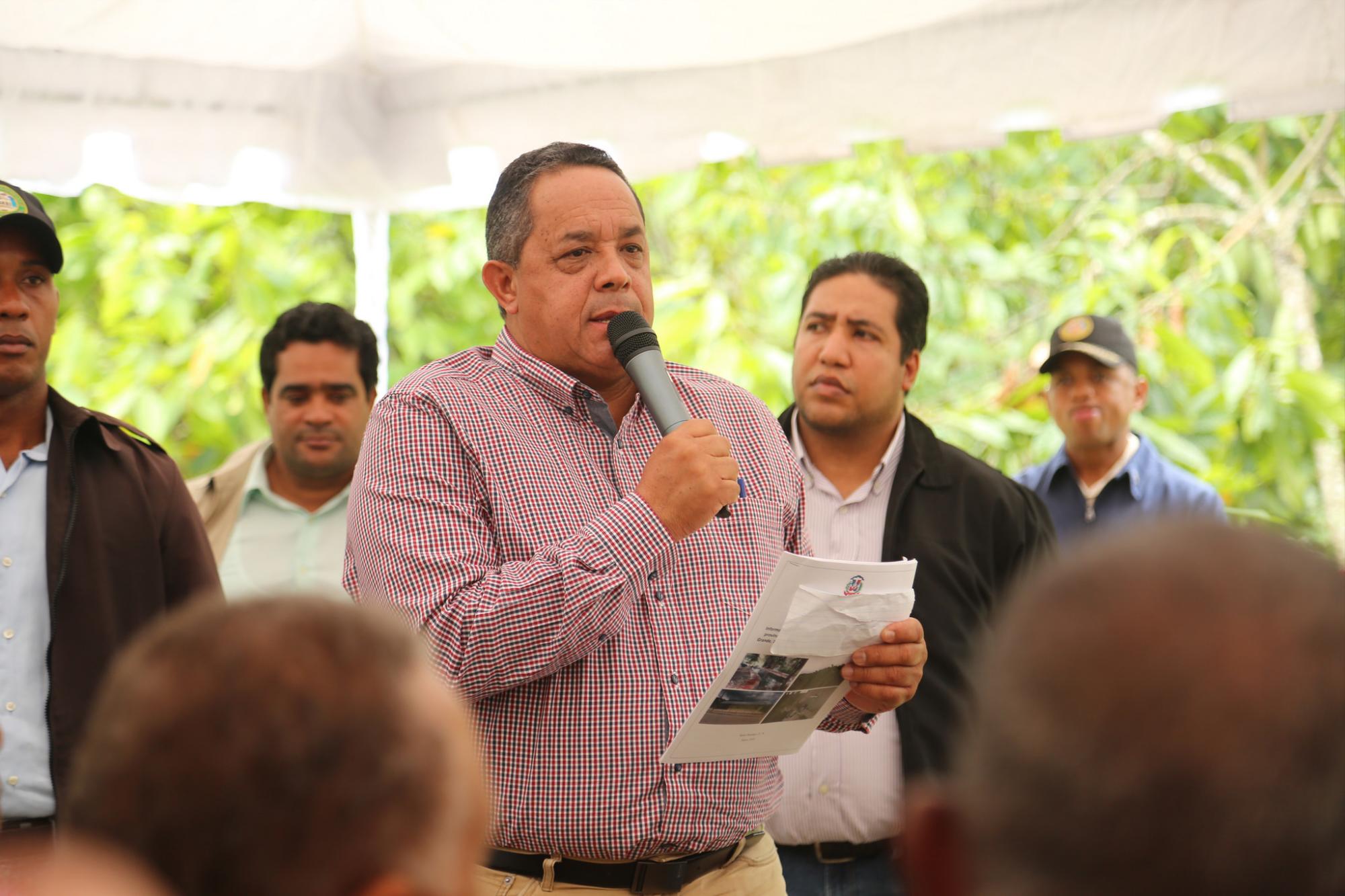 Emilio Toribio, director del IAD, habla a los presentes.