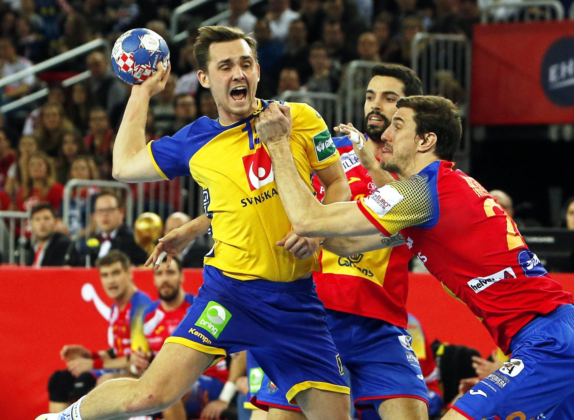 Hampus Wanne (L) de Suecia en acción contra Viran Morros de Argila (R) de España durante el partido final del Campeonato Europeo de Balonmano EHF 2018 entre España y Suecia en Zagreb, Croacia, 28 de enero de 2018. (Croacia, España, Balonmano, Suecia).