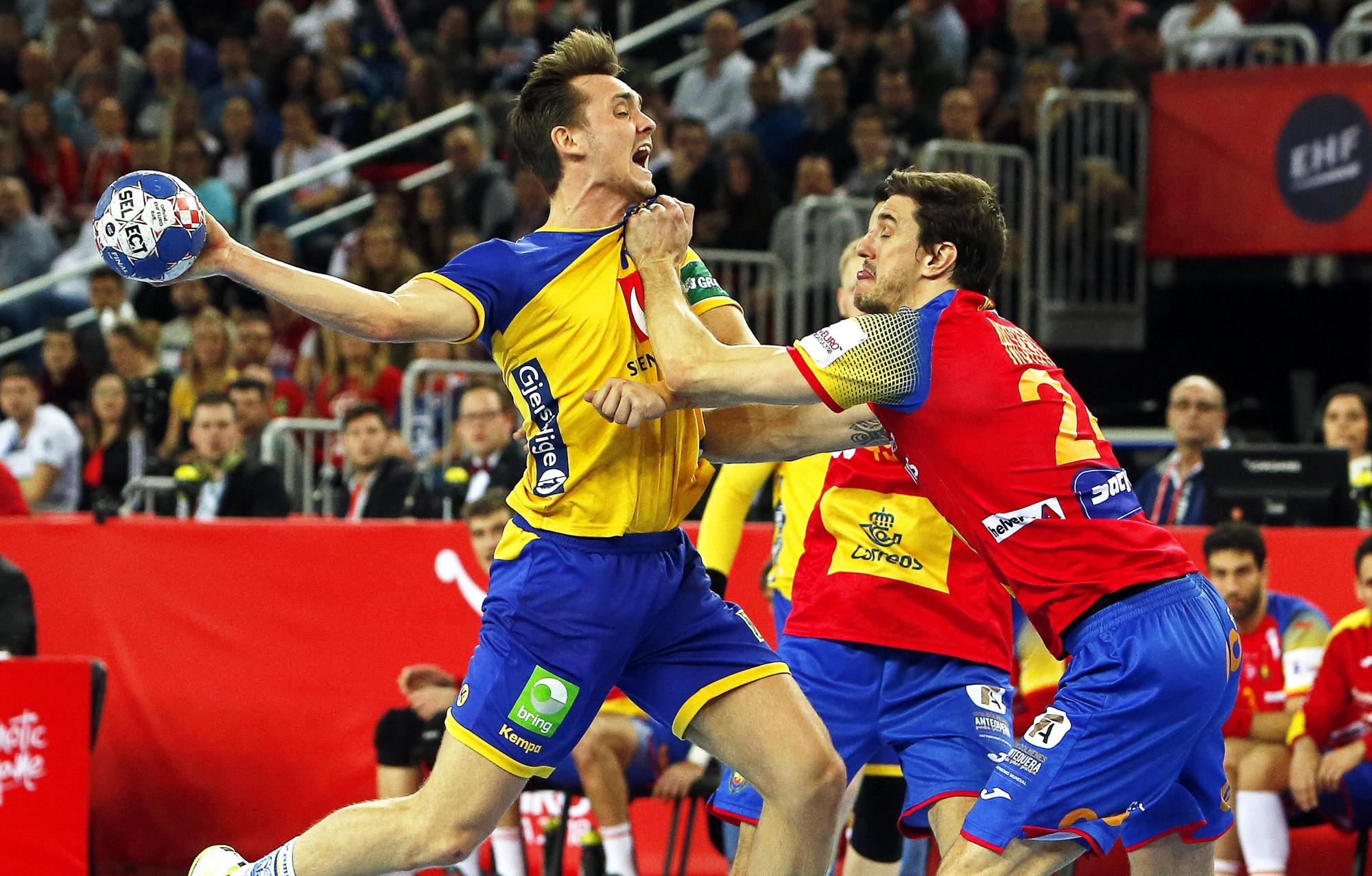 Hampus Wanne (L) de Suecia en acción contra Viran Morros de Argila (R) de España durante el partido final del Campeonato Europeo de Balonmano EHF 2018 entre España y Suecia en Zagreb, Croacia, 28 de enero de 2018. (Croacia, España, Balonmano, Suecia).