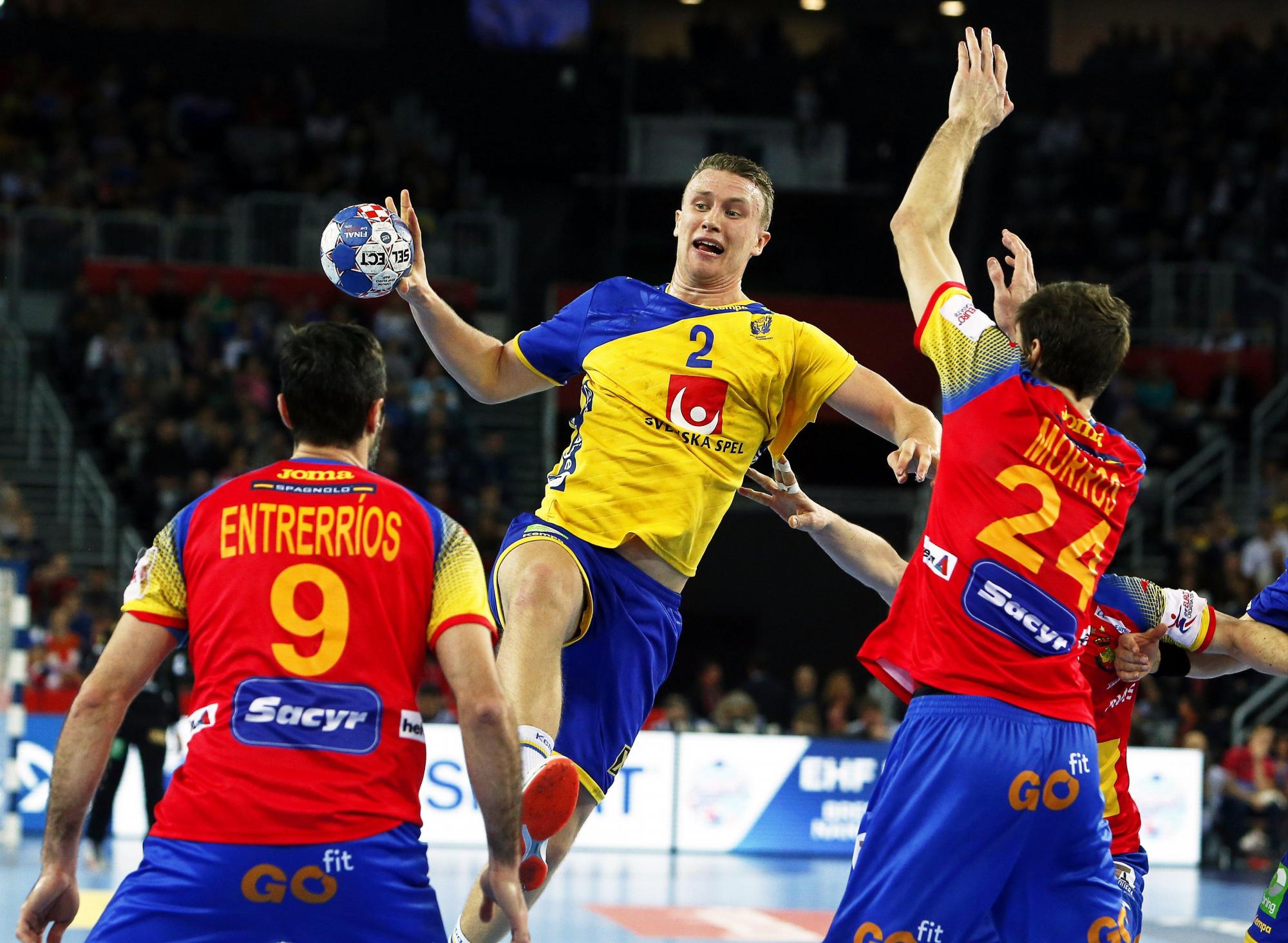 Philip Henningsson (C) de Suecia en acción contra los jugadores españoles Raul Entrerrios (L) y Viran Morros de Argila (R) durante el partido final del Campeonato Europeo de Balonmano EHF 2018 entre España y Suecia en Zagreb, Croacia, 28 de enero de 2018. (Croacia, España, Balonmano, Suecia).