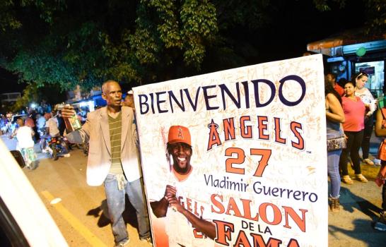Cientos de personas aclaman a Vladimir Guerrero en su recorrido a casa