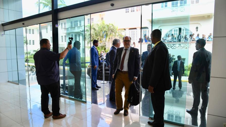 Representantes de la oposición de Venezuela llegan a la Cancillería dominicana