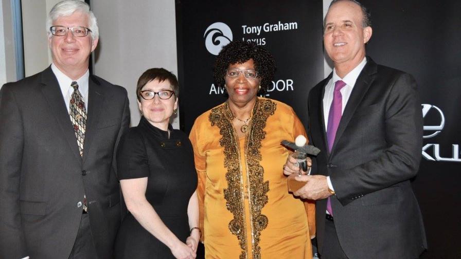 Universidad de Ottawa reconoce diplomático dominicano