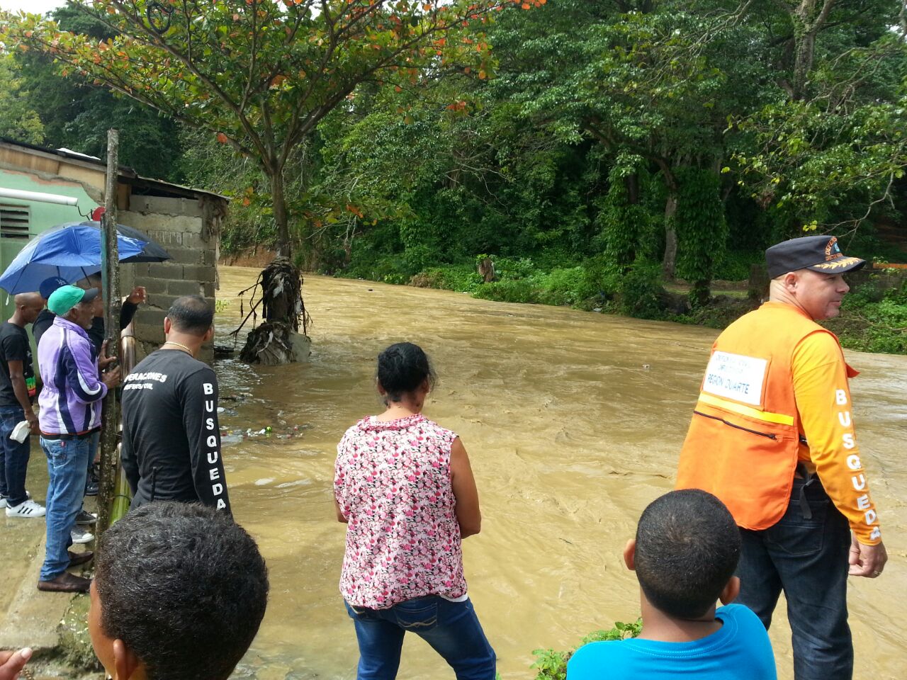 El río Camú está desbordado.