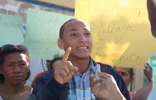 En Los Mina protestan para que no trasladen alumnos de escuela a Cancino Adentro
