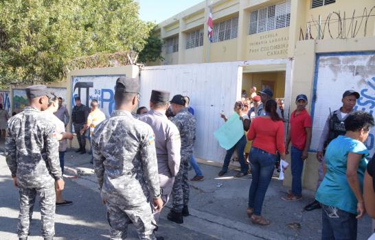 En Los Mina protestan para que no trasladen alumnos de escuela a Cancino Adentro