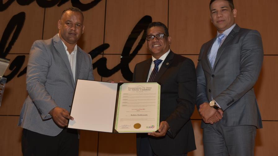 Rubén Maldonado recibe reconocimiento al mérito ciudadano