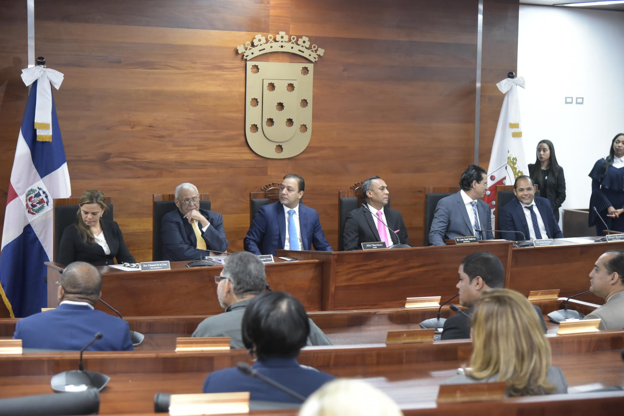 La mesa de honor del acto, presidida por el alcalde de Santiago, Abel Martínez