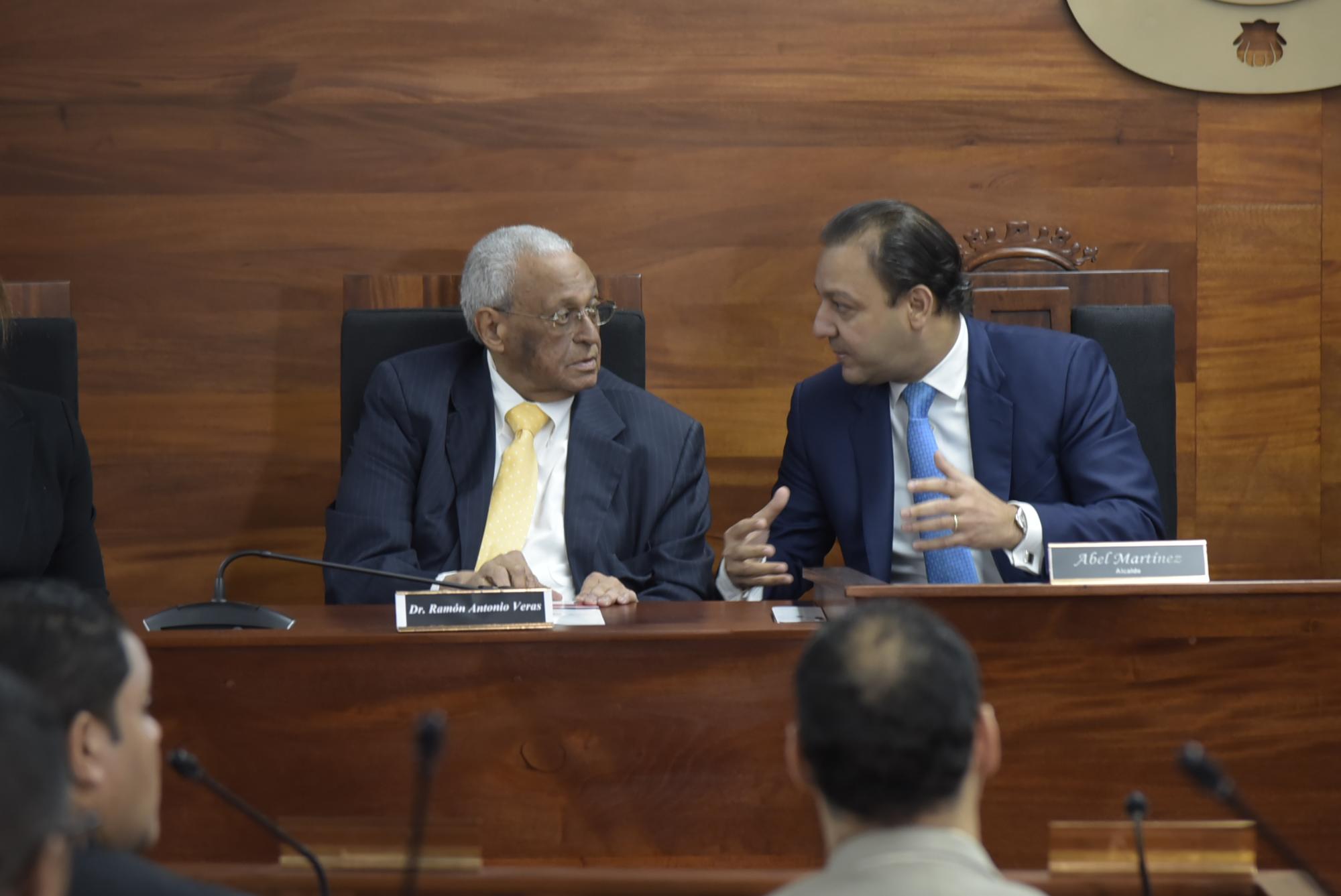 El alcalde de Santiago, Abel Martínez, conversa con Negro Veras