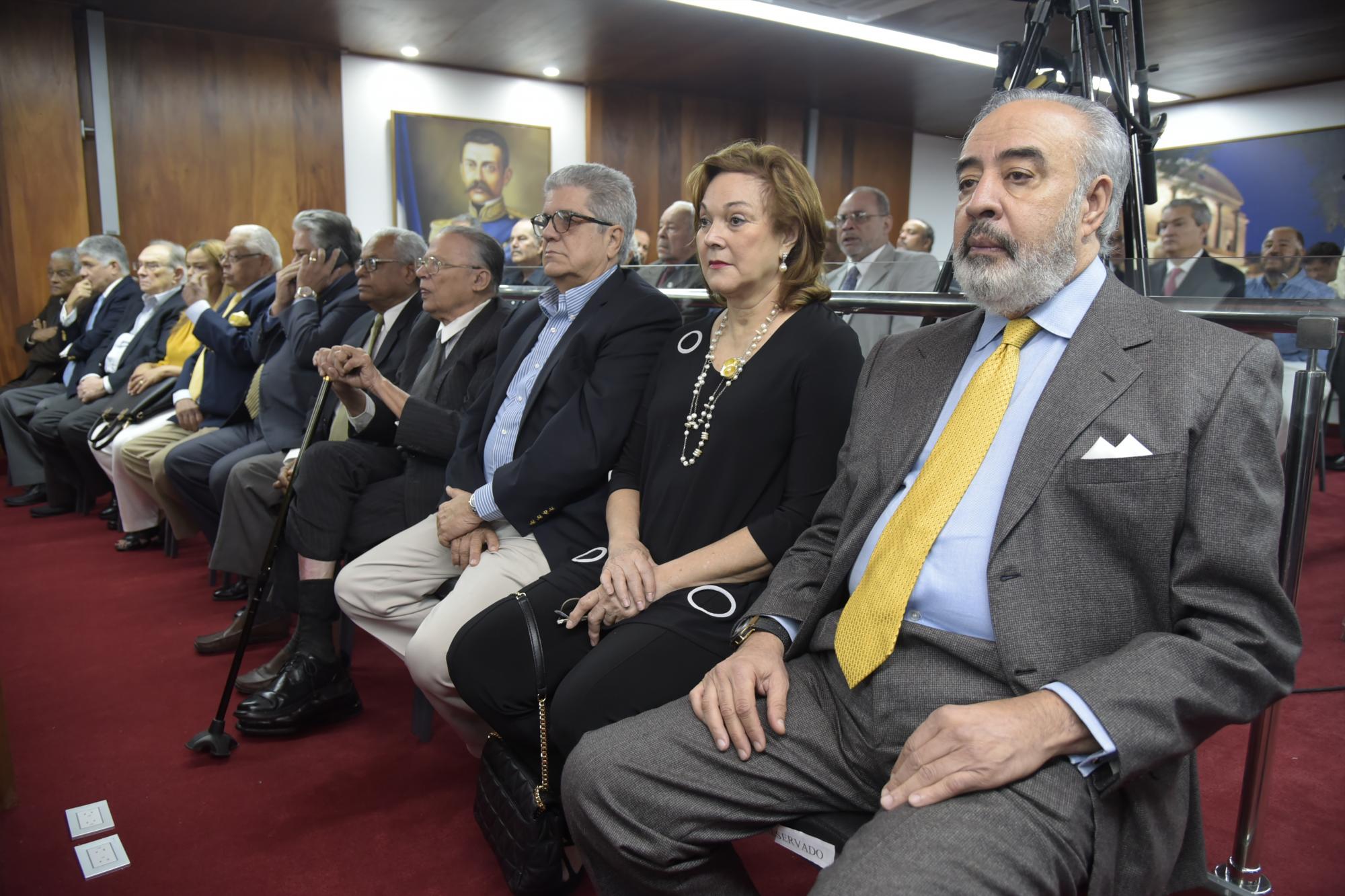 Personalidades de Santiago y de la capital asistieron al reconocimiento.
