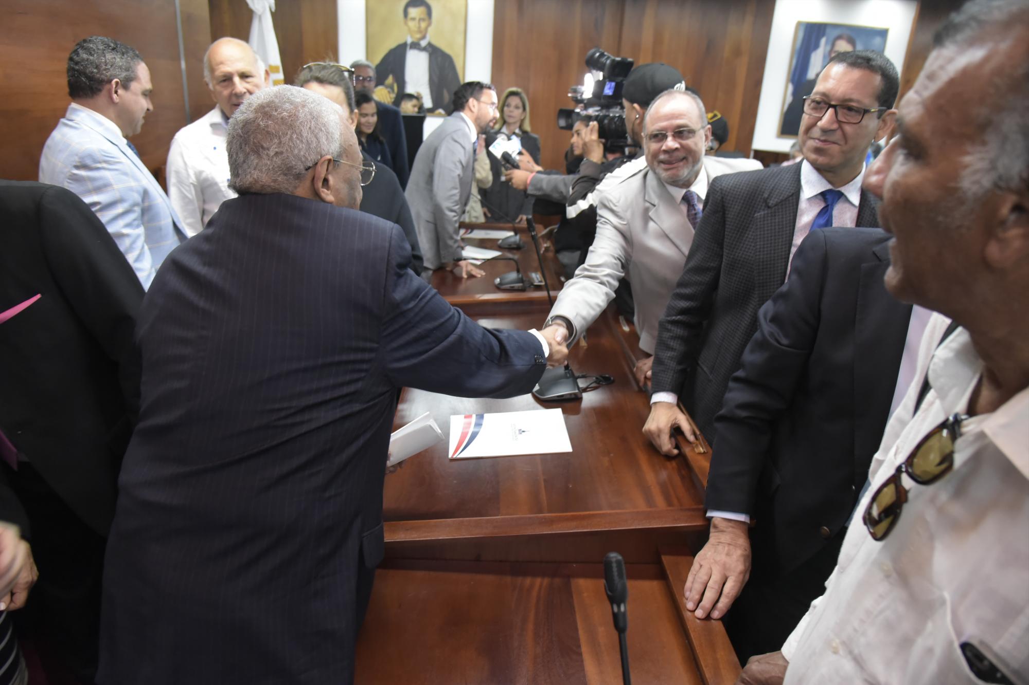 El Negro Veras estrecha la mano de Nelson Rodríguez, jefe de Redacción de Diario Libre, 