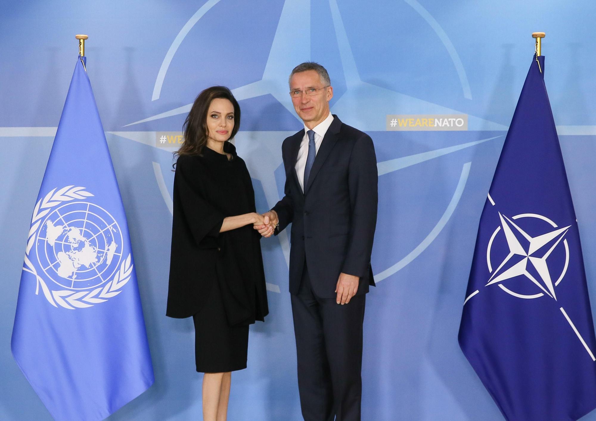  Angelina Jolie y la OTAN