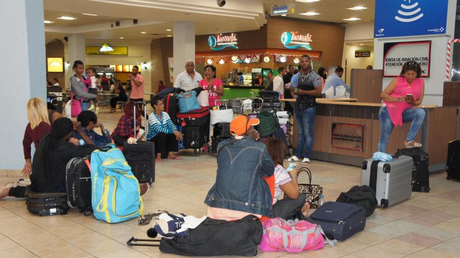 Continúan las protestas por parte de pasajeros varados en el AILA por suspensión de Pawa Continúan las protestas por parte de pasajeros varados en el AILA por suspensión de Pawa