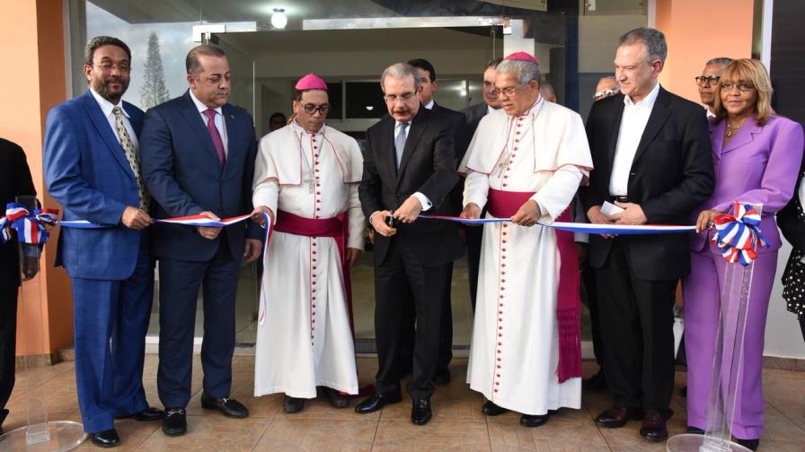 Danilo Medina inaugura edificio del Obispado de San Pedro de Macorís