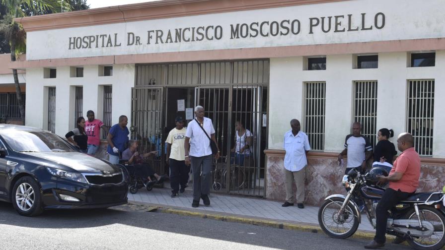 Vendedores del Moscoso Puello enfrentan a brigadas del Ayuntamiento del Distrito Vendedores del Moscoso Puello enfrentan a brigadas del Ayuntamiento del Distrito