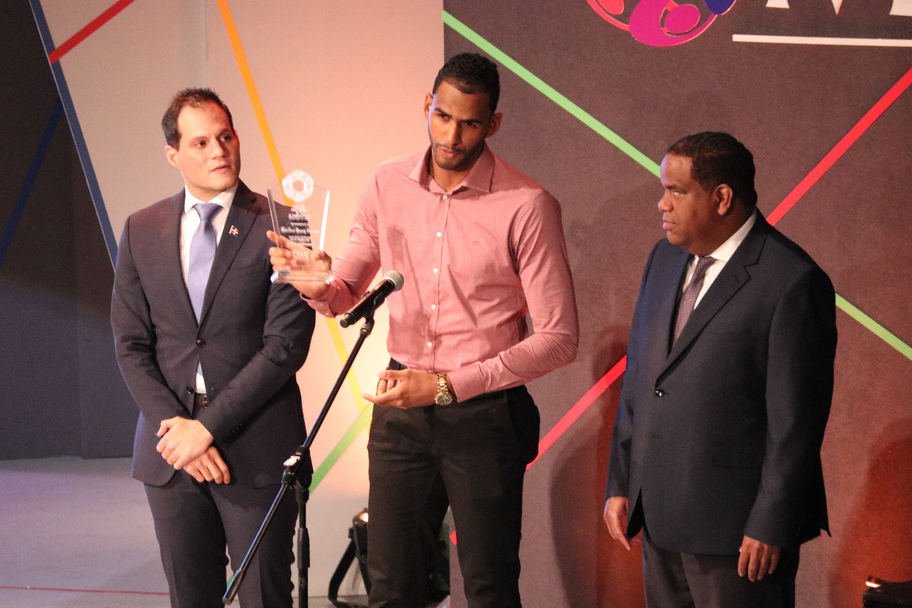 Moisés Hernández Encarnación, galardonado en el renglón Deporte Nacional.