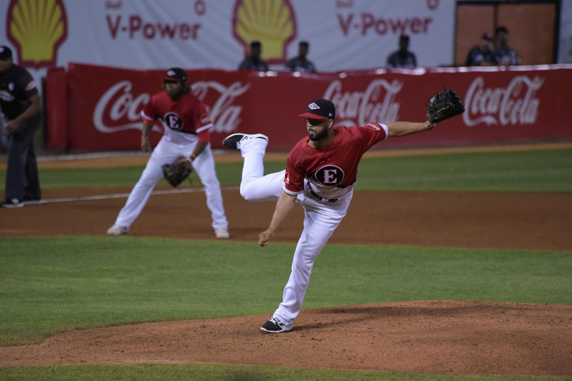 El lanzador Carlos Pimentel de los Leones del Escogido será de los lanzadores refuerzos que va en el equipo dominicano a la Serie del Caribe.