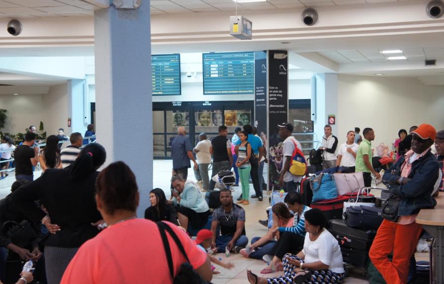 Pasajeros de Pawa llegan a su quinto día varados en aeropuerto de Las Américas 