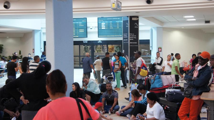 Pasajeros de Pawa llegan a su quinto día varados en aeropuerto de Las Américas Pasajeros de Pawa llegan a su quinto día varados en aeropuerto de Las Américas