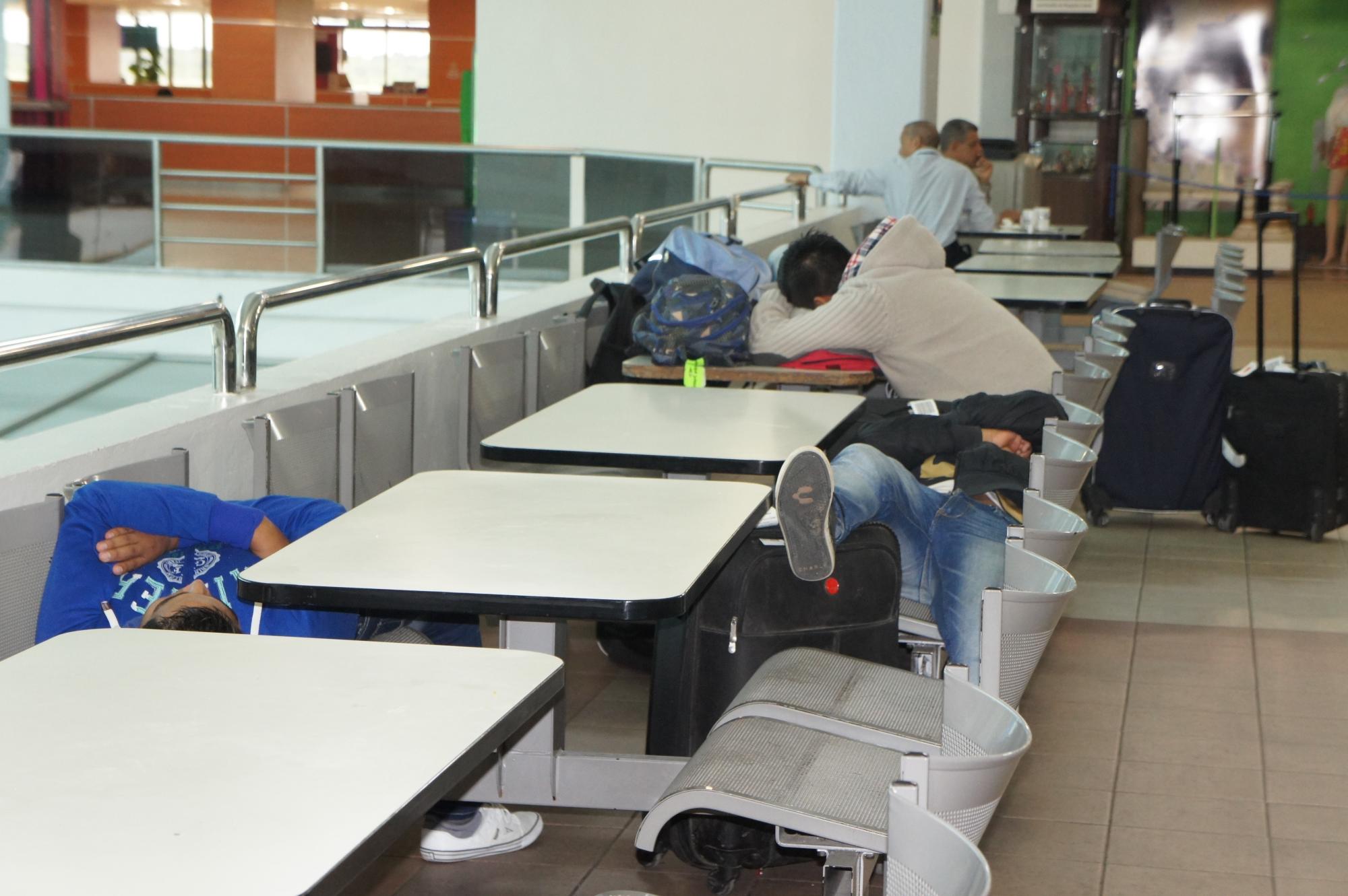 Pasajeros de Pawa Dominicana duermen en sillas del Aeropuerto Internacional de Las Américas Doctor José Francisco Peña Gómez en su quinto día varados en esa terminal.