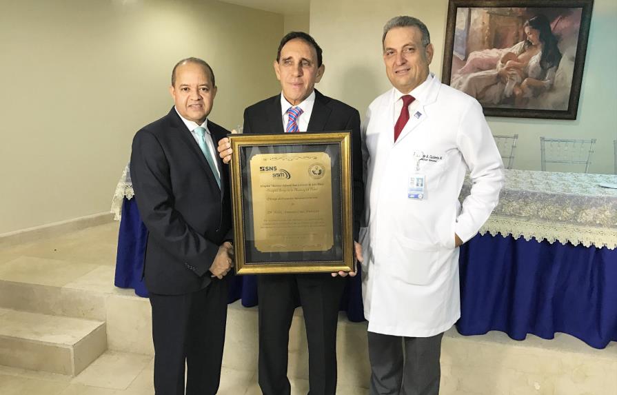 Maternidad de Los Mina entrega reconocimiento al doctor Cruz Jiminián