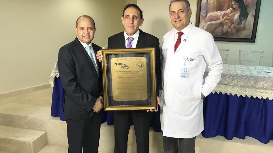 Maternidad de Los Mina entrega reconocimiento al doctor Cruz Jiminián