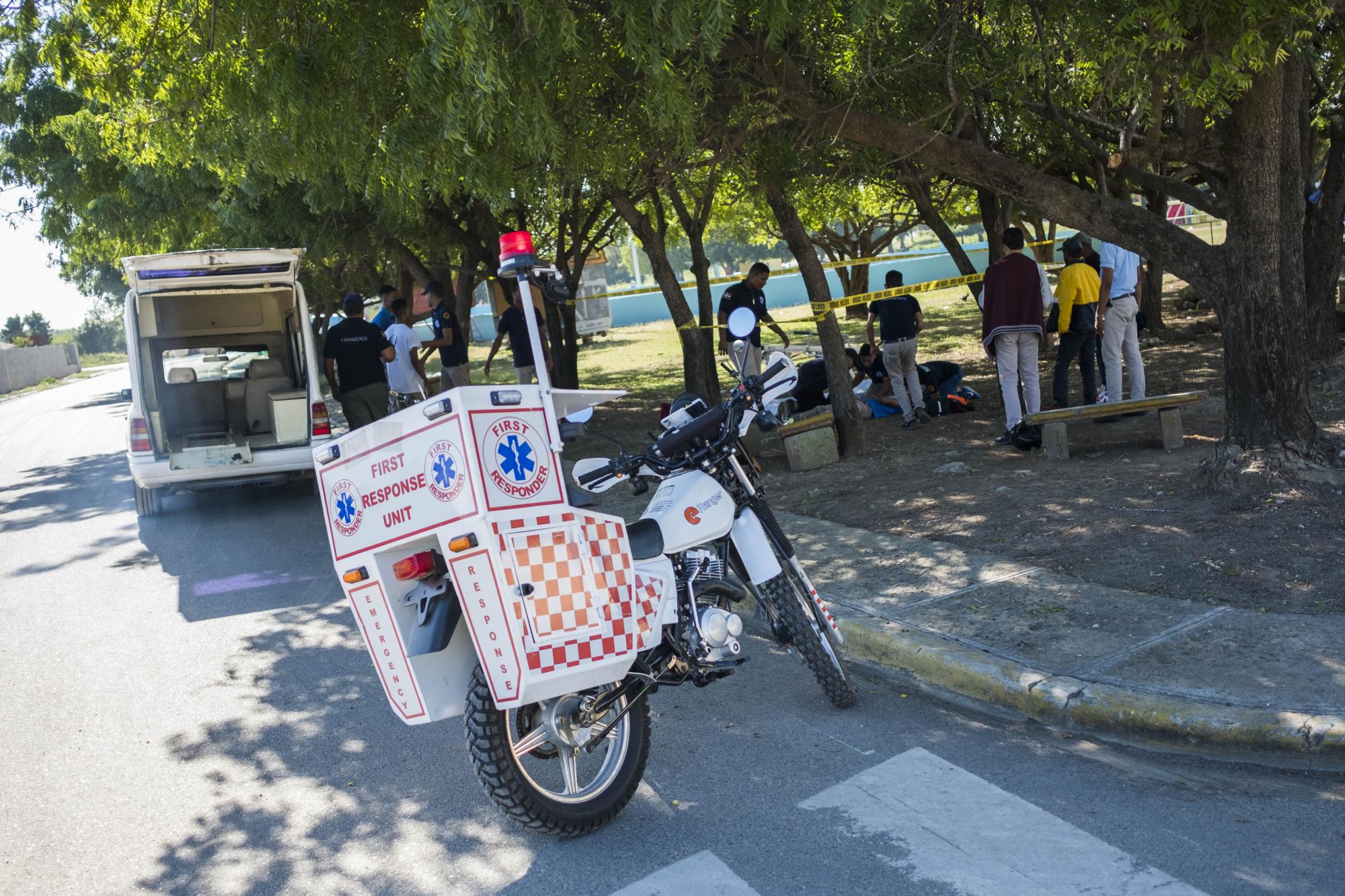 Escena de un accidente (simulado), tras la llegada del servicio de emergencias. 