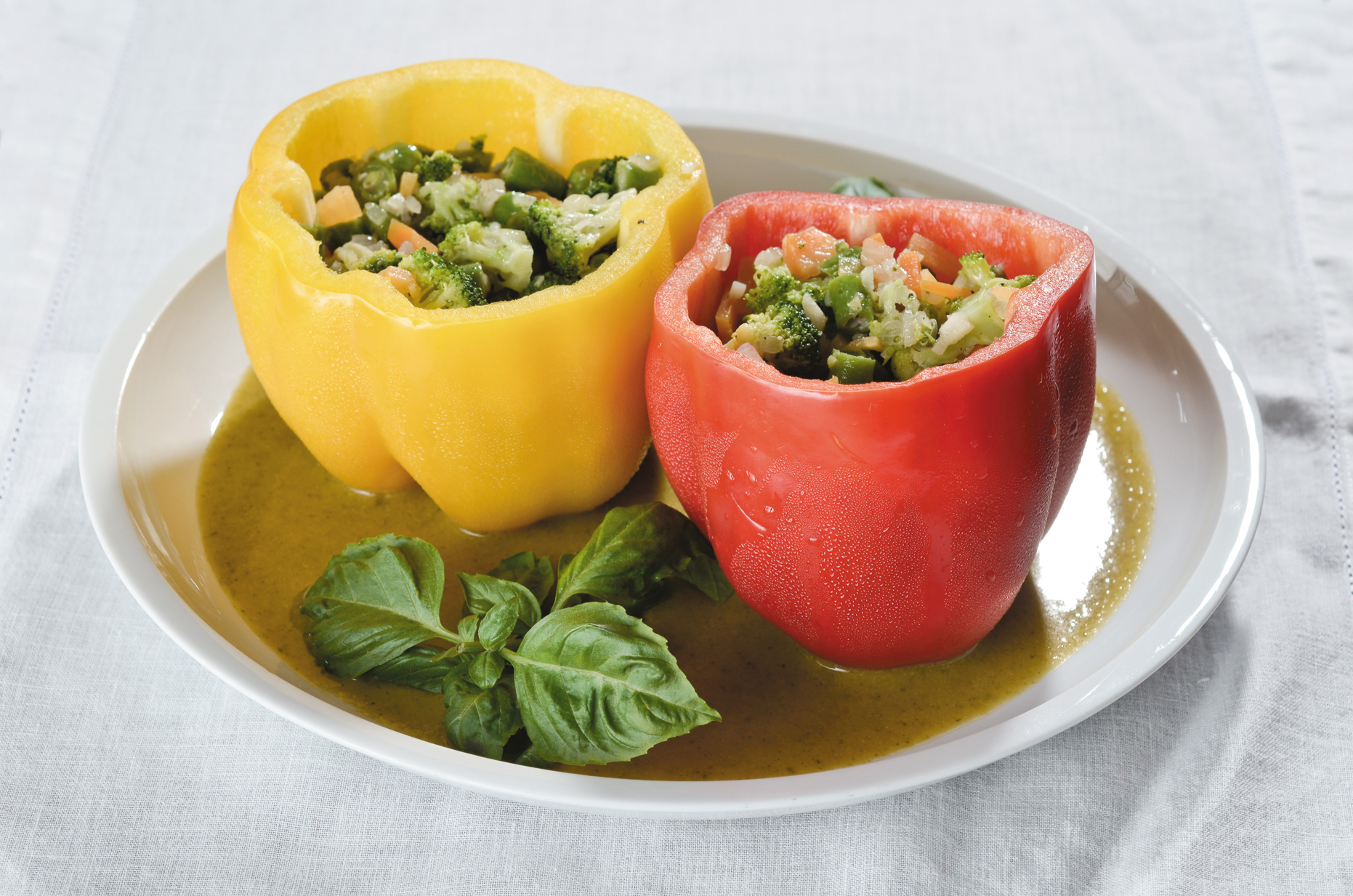 Pimientos rellenos con vegetales como zanahoria, vainitas y brócoli.