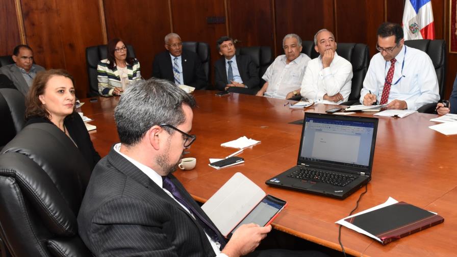 Funcionarios de la CDEEE se reúnen con misión del FMI Funcionarios de la CDEEE se reúnen con misión del FMI