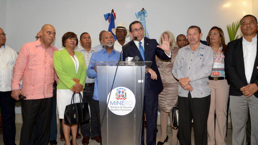 Educación dispone pago de incentivos a maestros tras evaluación de desempeño