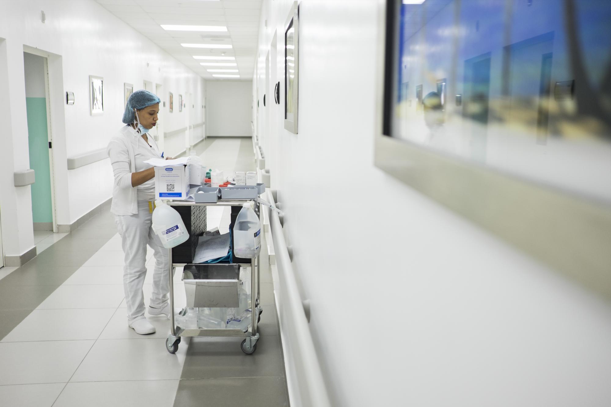 A media tarde de un miércoles, los pasillos del hospital lucen casi vacíos.