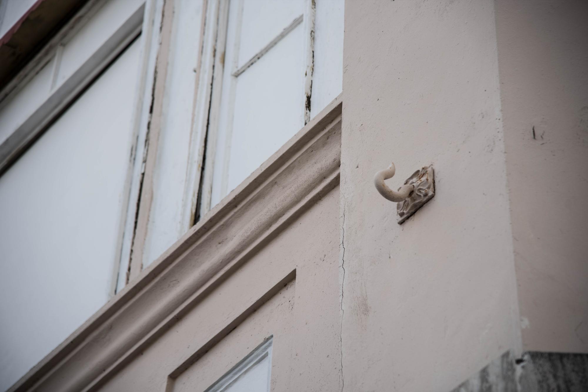 Gancho que sostenía el alero metálico.