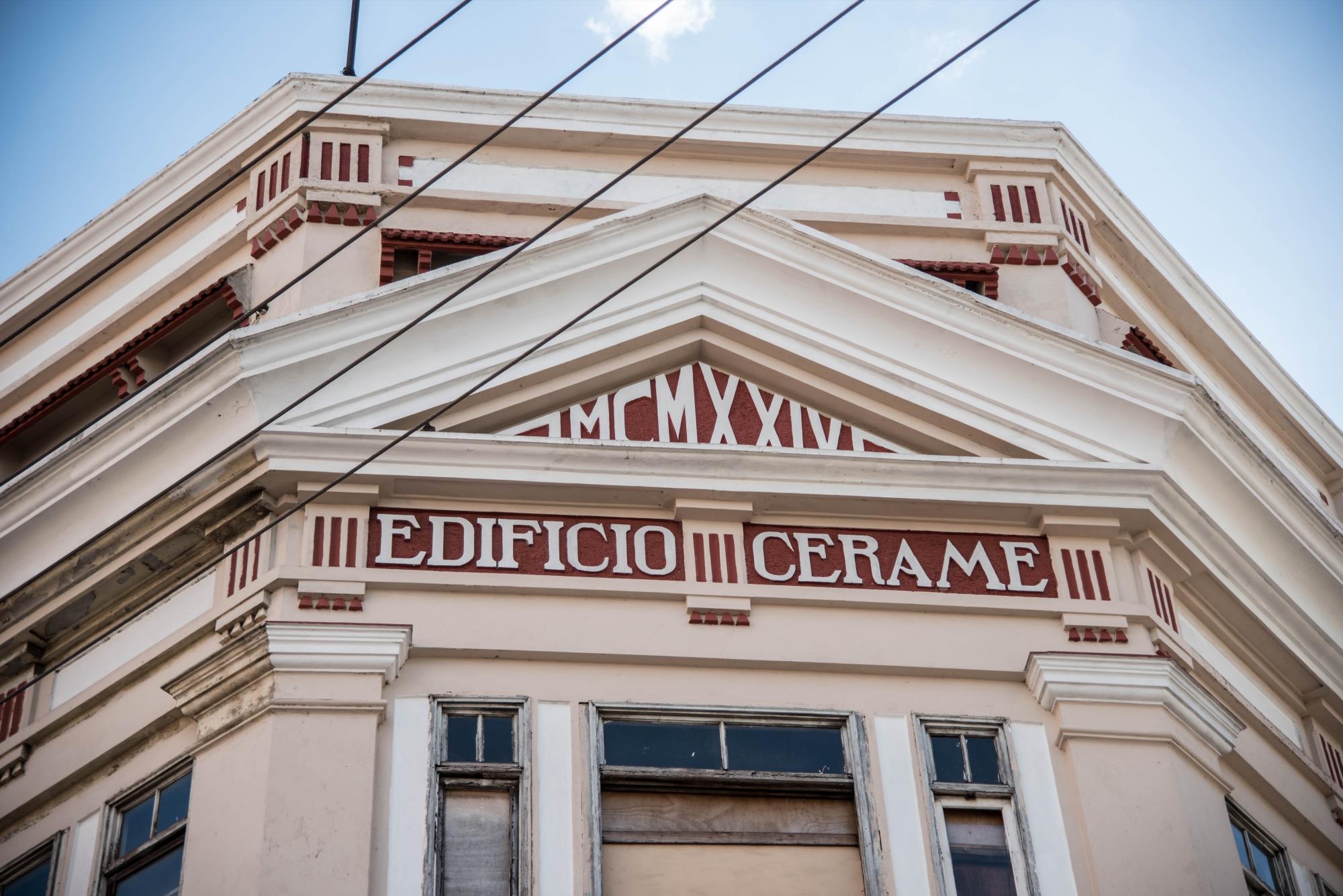 Nombre y fecha del edificio.