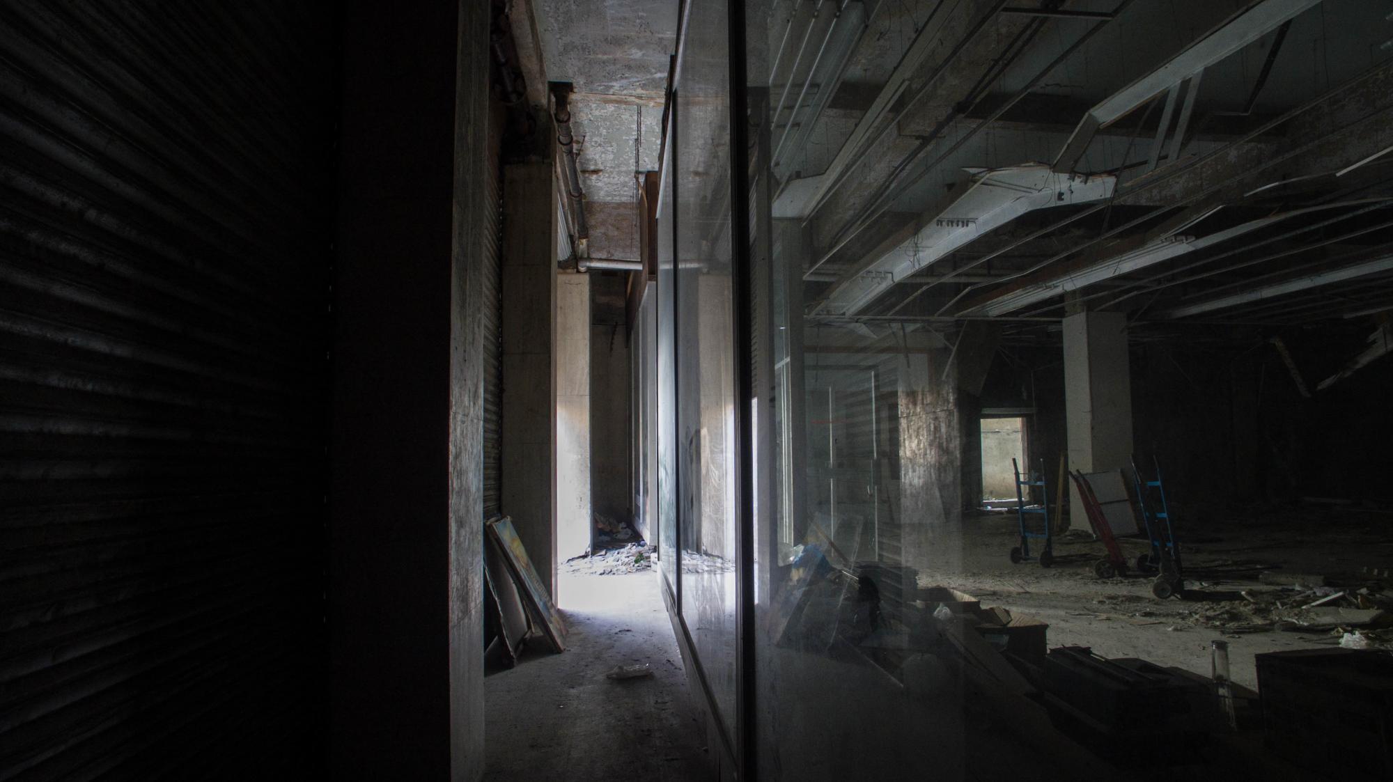 Las vitrinas del primer piso.