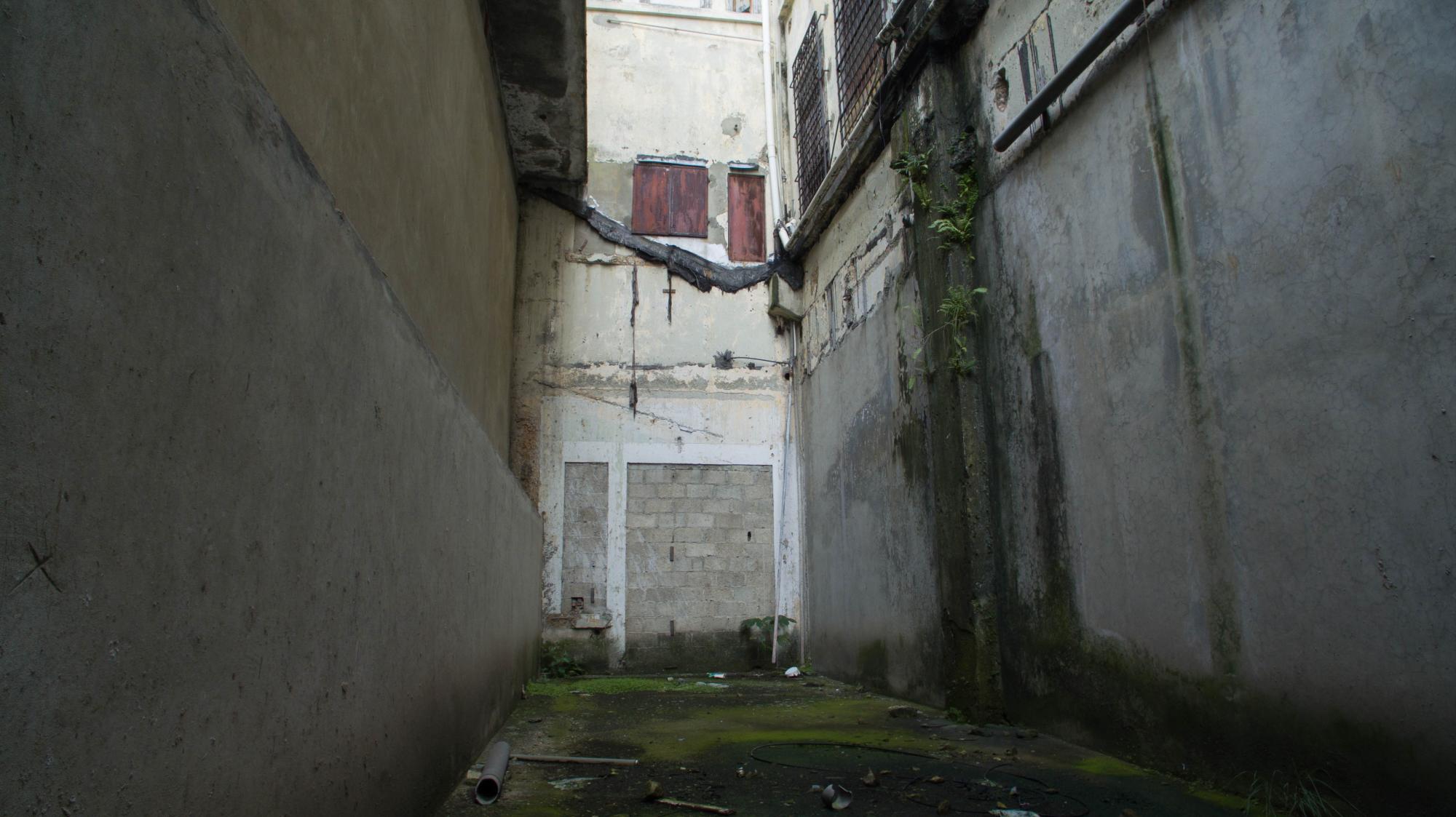 Vista del patio sur del edificio.