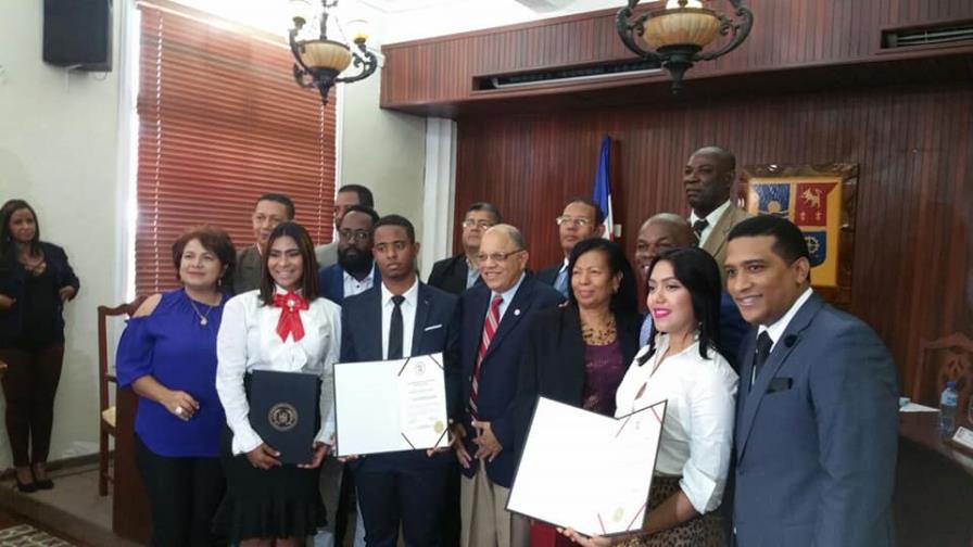 Ayuntamiento de La Romana reconoce a jóvenes y abogados meritorios