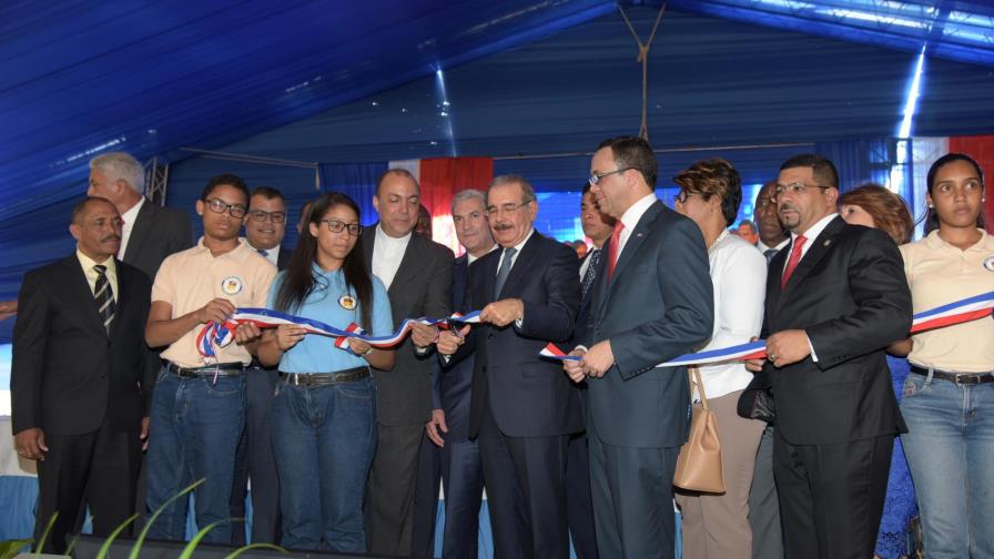 Presidente Medina entrega tres centros educativos en San Cristóbal