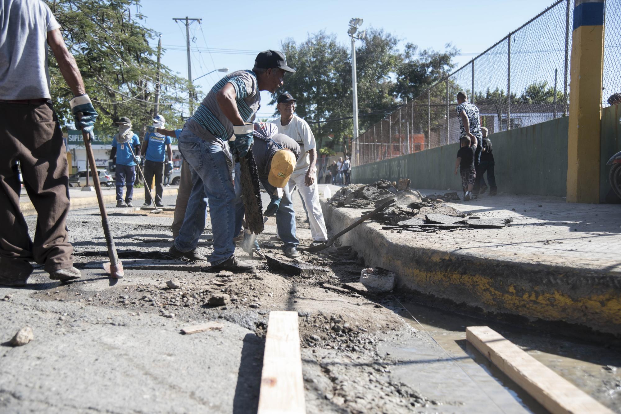 Trabajos de acondicionamiento del sector Villa Carmen, en Santo Domingo Este. 