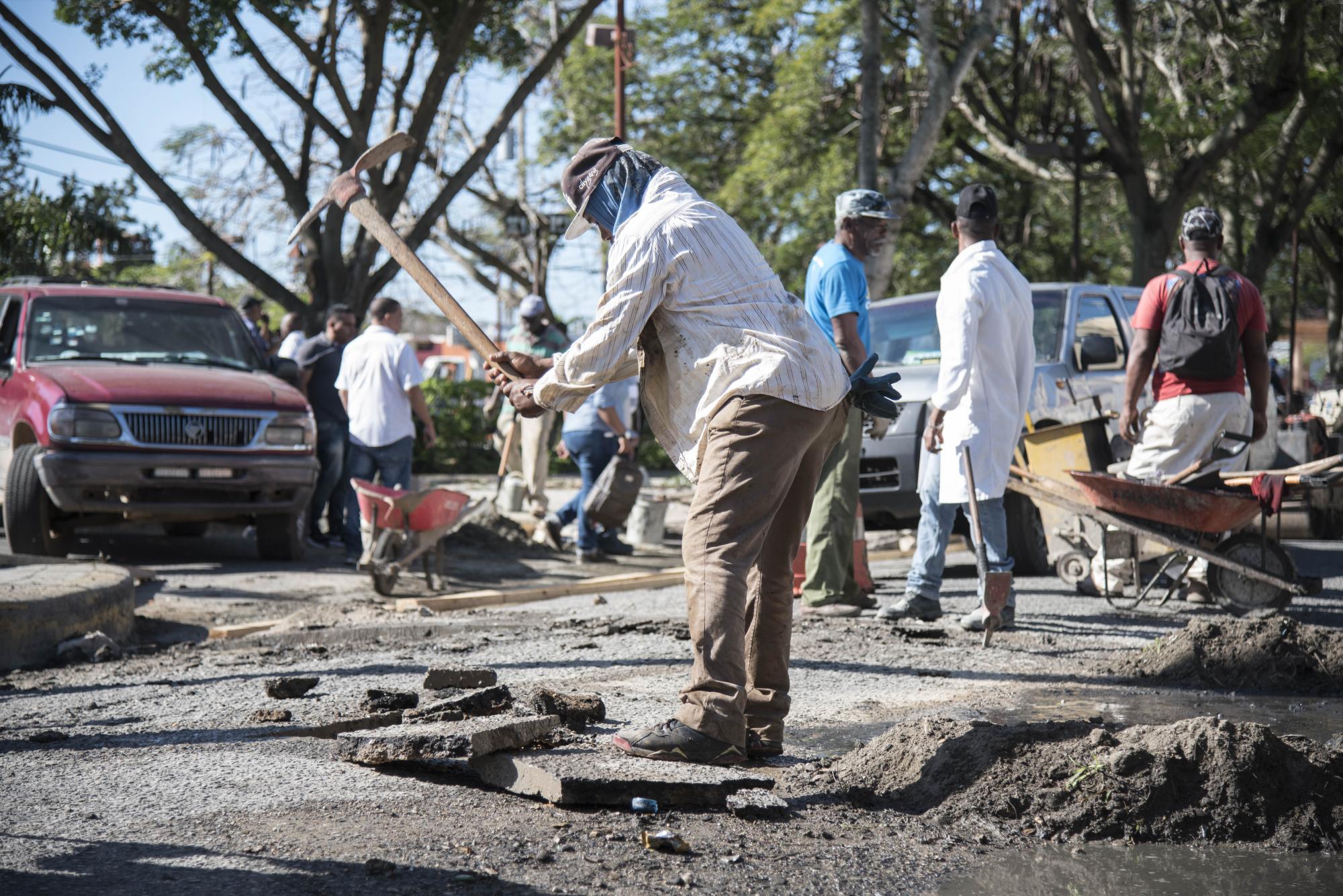 Trabajos de acondicionamiento del sector Villa Carmen, en Santo Domingo Este. 